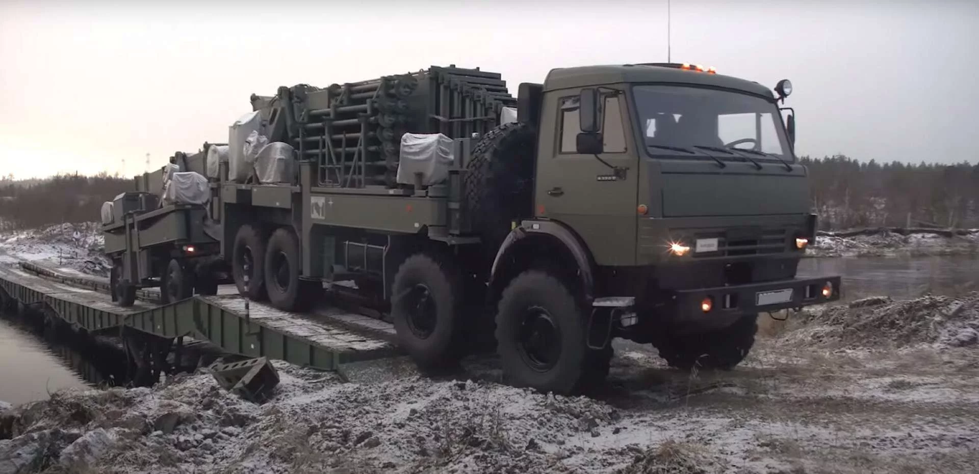Система радіоелектронної боротьби «Мурманськ-БН», яка може бути розгорнута за 72 години, включає в себе кілька встановлених на транспортних засобах антенних щогл з використанням вантажівок і причепів «Камаз», кожна з яких має довжину до 32 метрів, охоплюючи територію площею 640 000 км². (Джерело фото: Міноборони Росії)