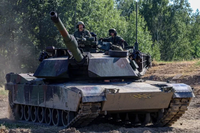 Сухопутні війська Польщі тренуються на основному бойовому танку M1A2 Abrams під час занять у Академії танкової підготовки M1A2 Abrams на полігоні Biedrusko, Польща, 7 вересня 2023 р. (Джерело зображення: Міністерство оборони США)