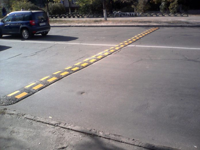 Переїзд через лежачого поліцейського