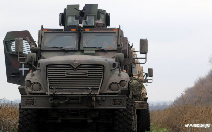 Бронемашини MaxxPro вивезли з оточення українських бійців, незважаючи на потужний артобстріл окупантів