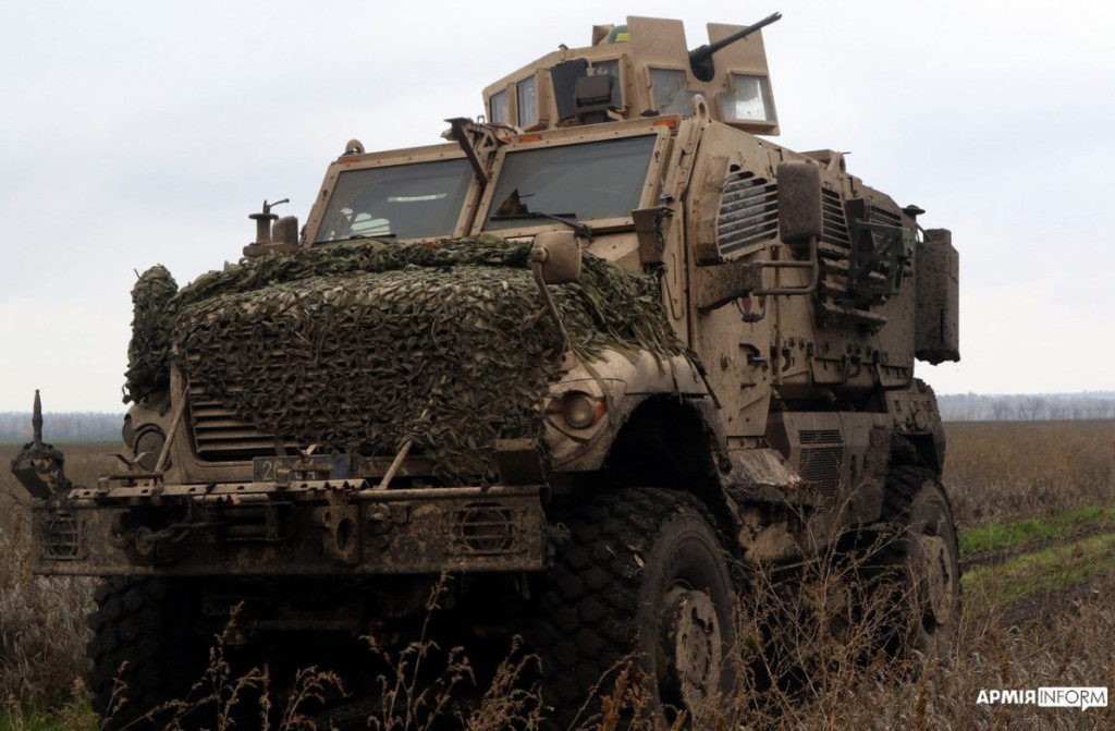 Бронемашини MaxxPro вивезли з оточення українських бійців, незважаючи на потужний артобстріл окупантів 