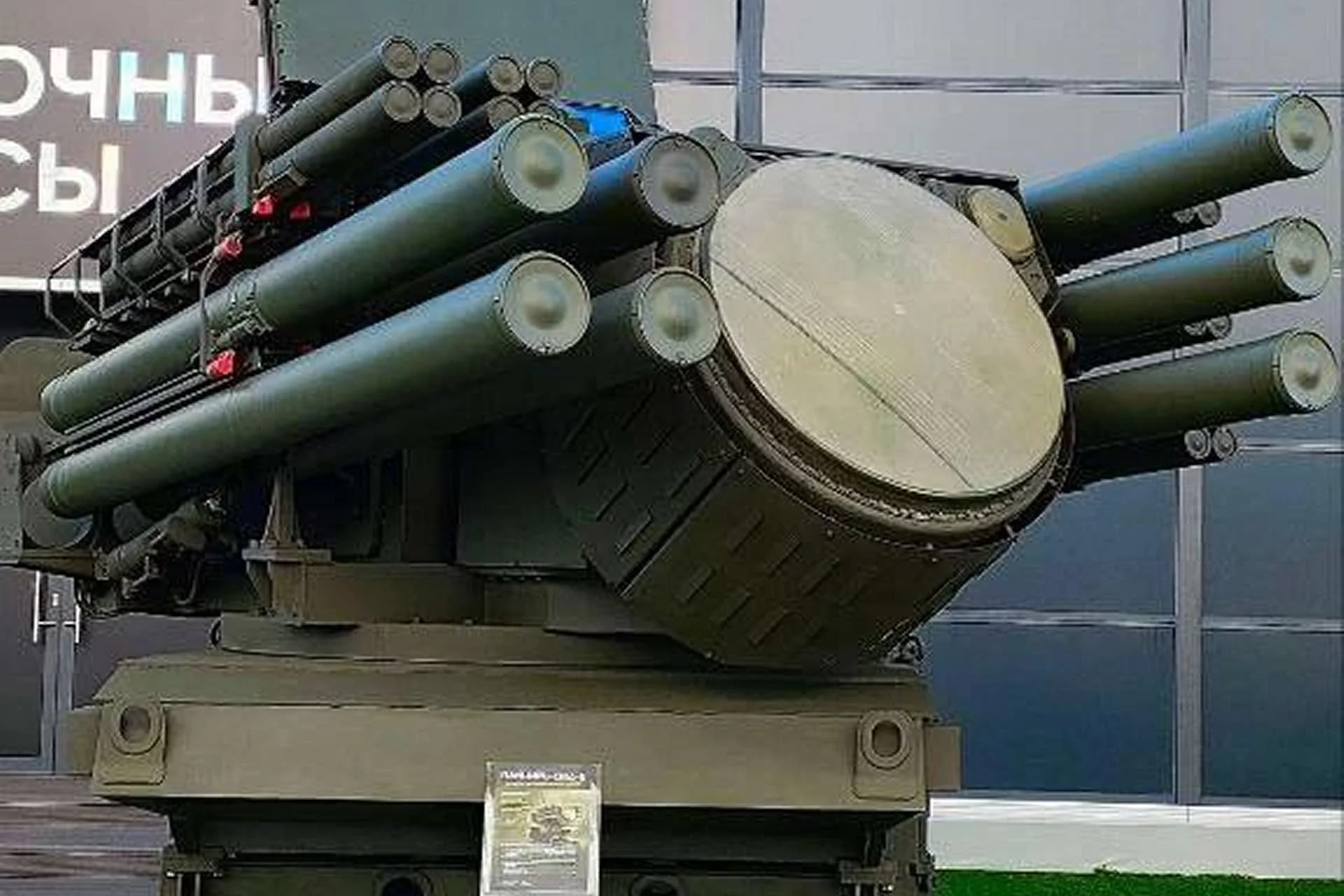 Стандартне озброєння «Панциря-СМД-Е» включає п'ять зенітних ракет (ЗРК) 57Е6 і 20 менших ракет 19Я6, але в систему також входять п'ять нових четверних блоків ТКБ-1056, які, ймовірно, призначені для ТКБ-10- 55 ракет ближнього перехоплення.