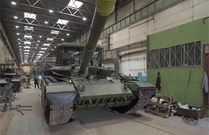 Російський танк Т-80БВМ оснащений новою системою захисту від дронів