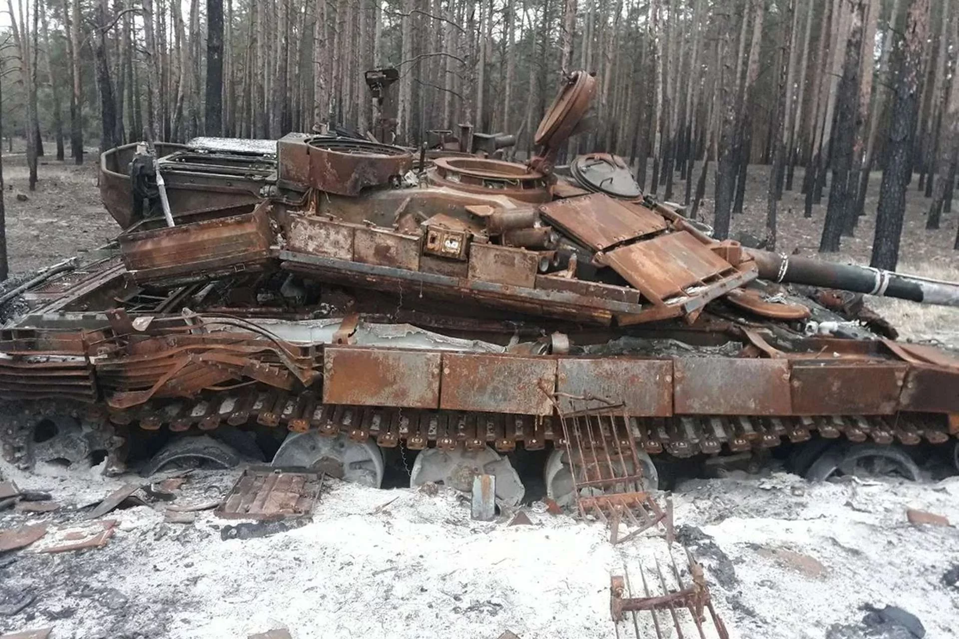 Росія нещодавно втратила свій 100-й основний бойовий танк Т-90М в Україні. Кожен танк Т-90М оцінюється приблизно в 4,5 мільйона доларів, тобто Росія втратила щонайменше 450 мільйонів доларів в Україні виключно через втрату цих конкретних танків з початку війни. (Джерело фото: Twitter/Naalsio)