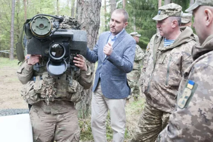 Американський солдат демонструє українським солдатам, як користуватися протитанковим ракетним комплексом Javelin. (Джерело фото: Міністерство оборони США)