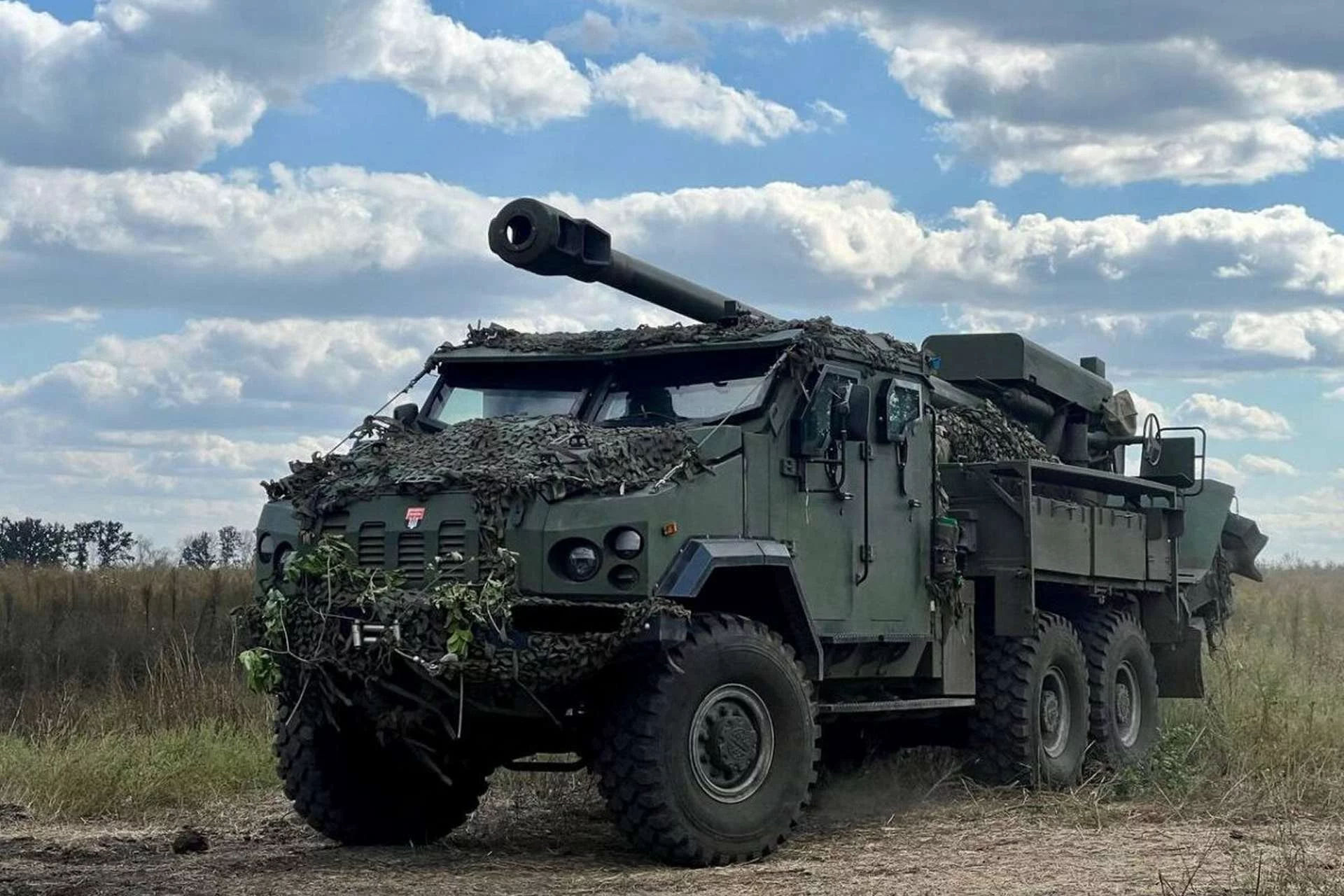У оновленому варіанті Богдана 2.0 збереглася 155-мм гармата, але внесено різні вдосконалення, зокрема перероблену броньовану кабіну. (Джерело фото: МО України)