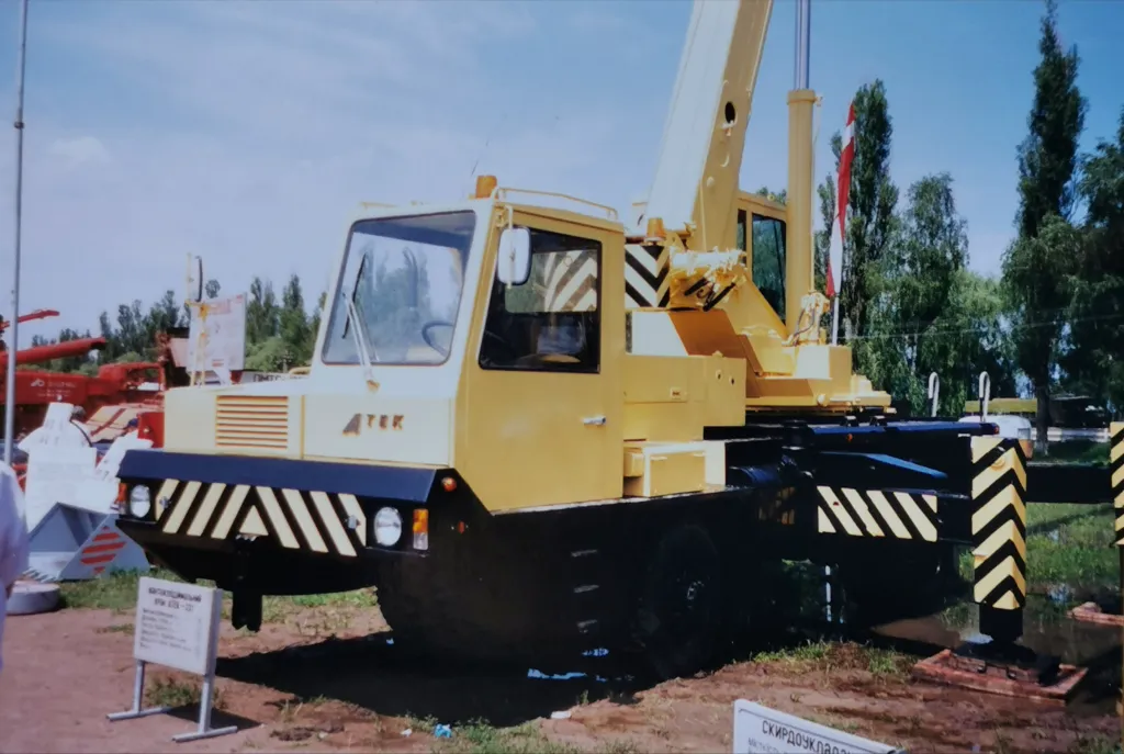 Як унікальний автокран із Києва в 1990-ті експертів дивував