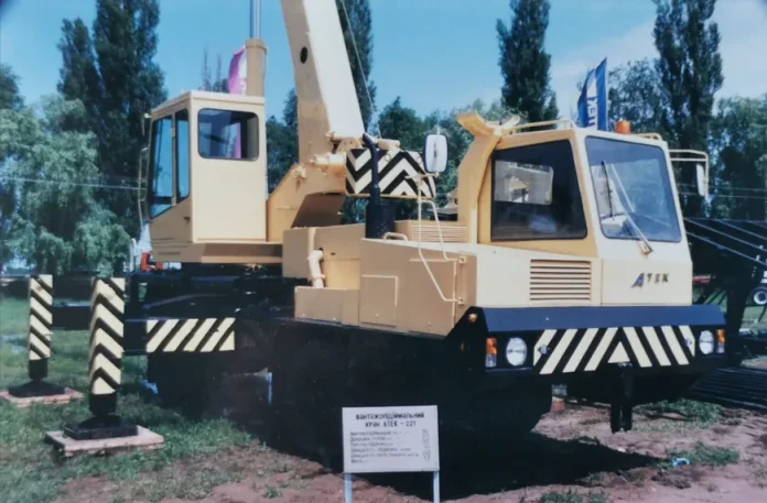 Як унікальний автокран із Києва в 1990-ті експертів дивував