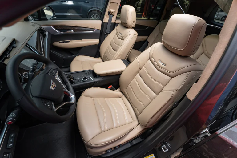Преміальний Cadillac XT6 помітили на парковці в Києві