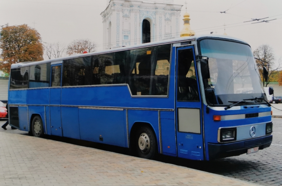 Автобуси зі сторічною історією: в Києві помітили рідкісний автобус Ernst Auwarter Eurostar