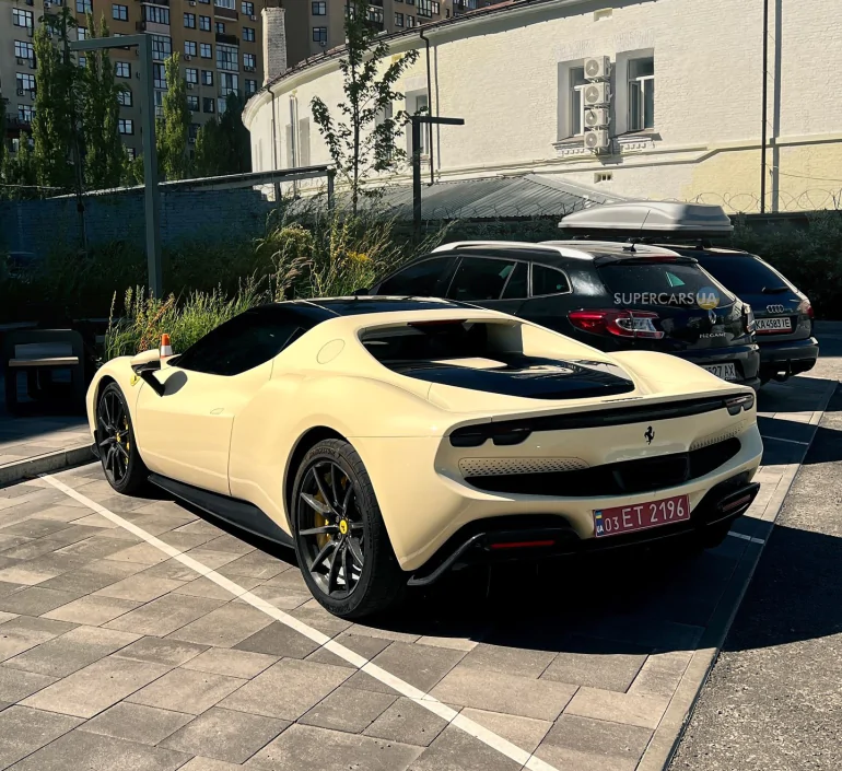 В Україну привезли лімітований Ferrari за 342 000$