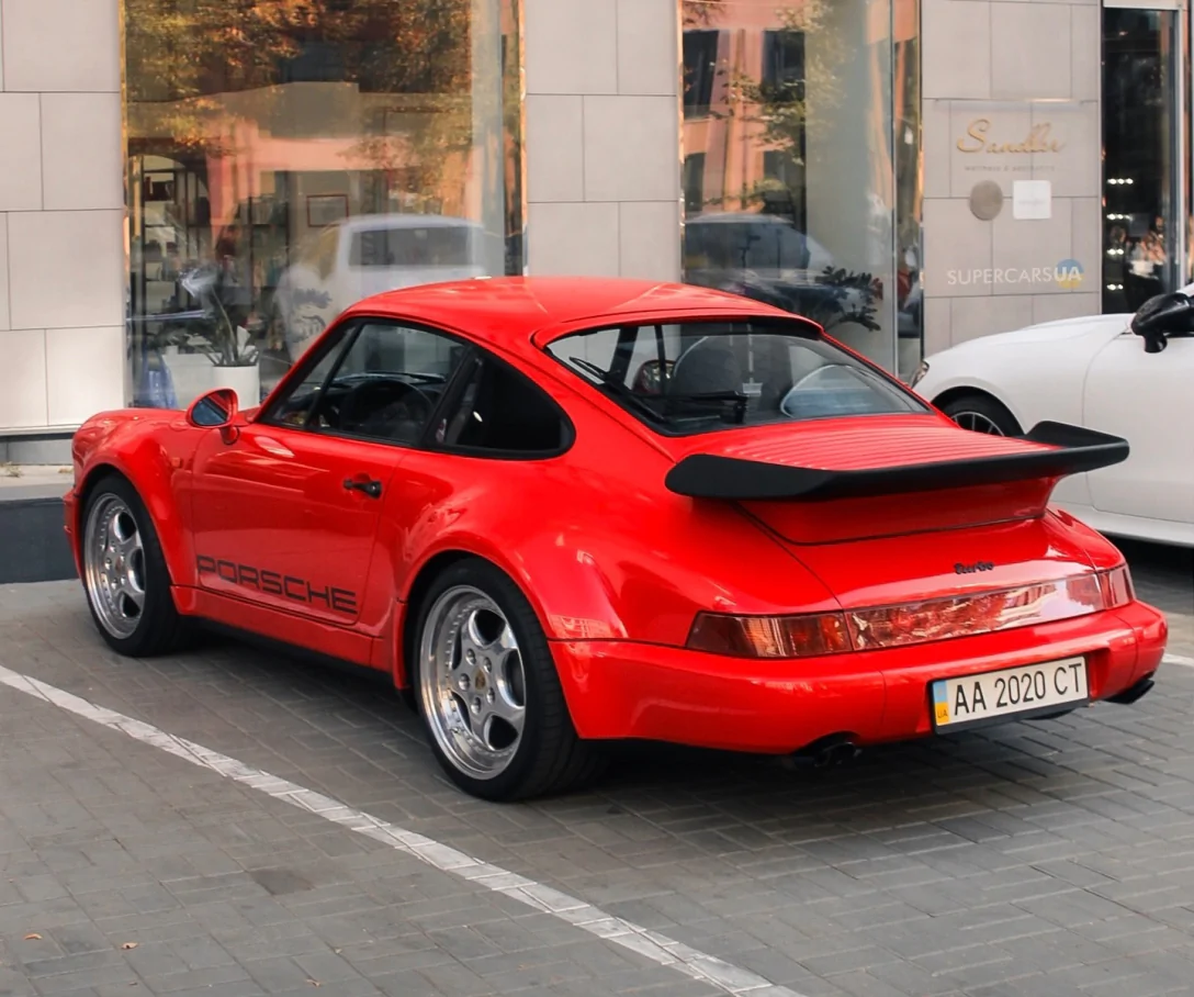 У Києві помічено надзвичайно рідкісний спорткар Porsche 911 Turbo 964 з дев'яностих