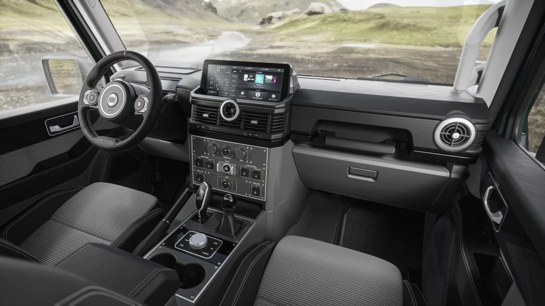 Пікап із дизайном "а-ля Land Rover Defender" і мотором від BMW колесить Києвом