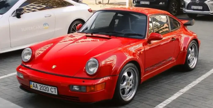У Києві помічено надзвичайно рідкісний спорткар Porsche 911 Turbo 964 з дев'яностих
