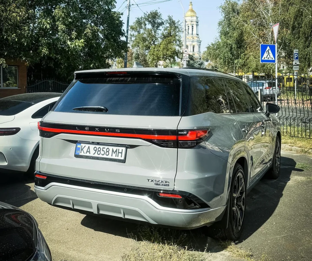 Новітній флагман Lexus у "сімейній" конфігурації помічений у Києві