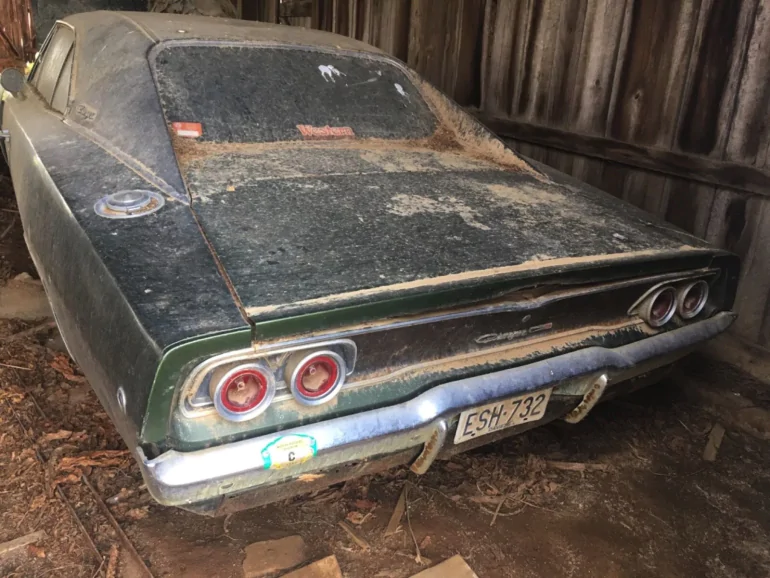 Раритетний Dodge Charger родом з 60-х років майже півстоліття простояв в старому сараї