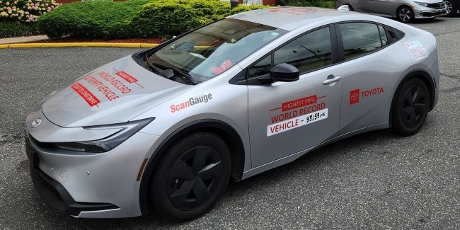 Гібридний Toyota Prius встановив світовий рекорд за витратою палива