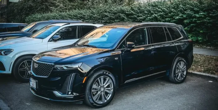Преміальний Cadillac XT6 помітили на парковці в Києві