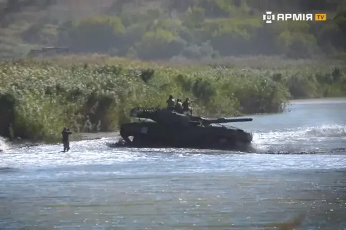 Купання українського танка Leopard-2 зняли на відео