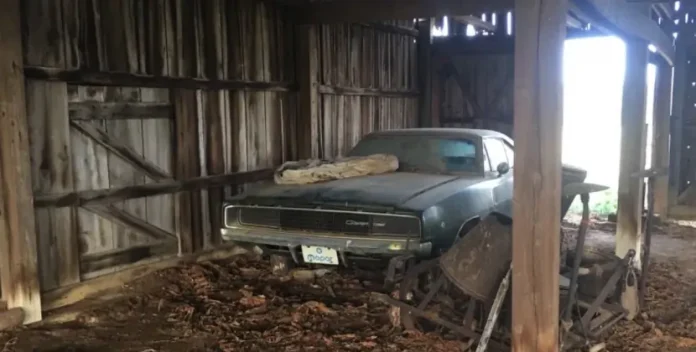 Раритетний Dodge Charger родом з 60-х років майже півстоліття простояв в старому сараї