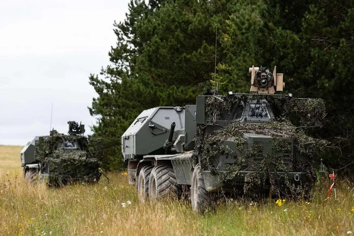 Солдати британської армії розгортають нову гаубицю Archer 8x8 під час польових навчань