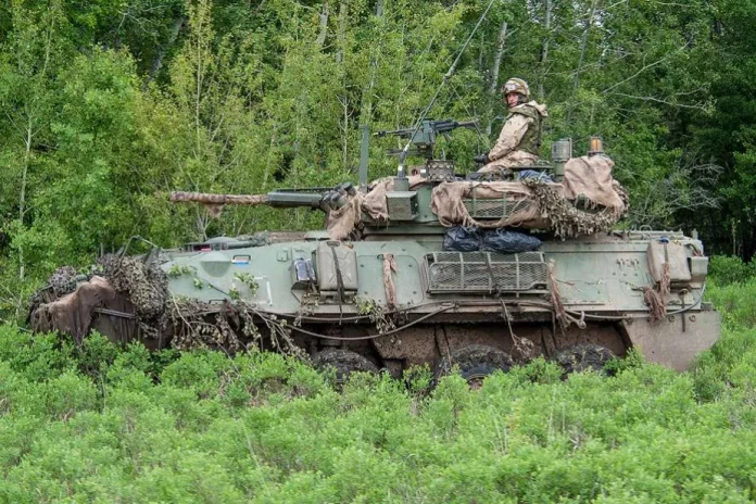 Канадський солдат на броньованій машині Coyote під час навчань MAPLE RESOLVE. (Джерело фото: Міністерство оборони Канади)