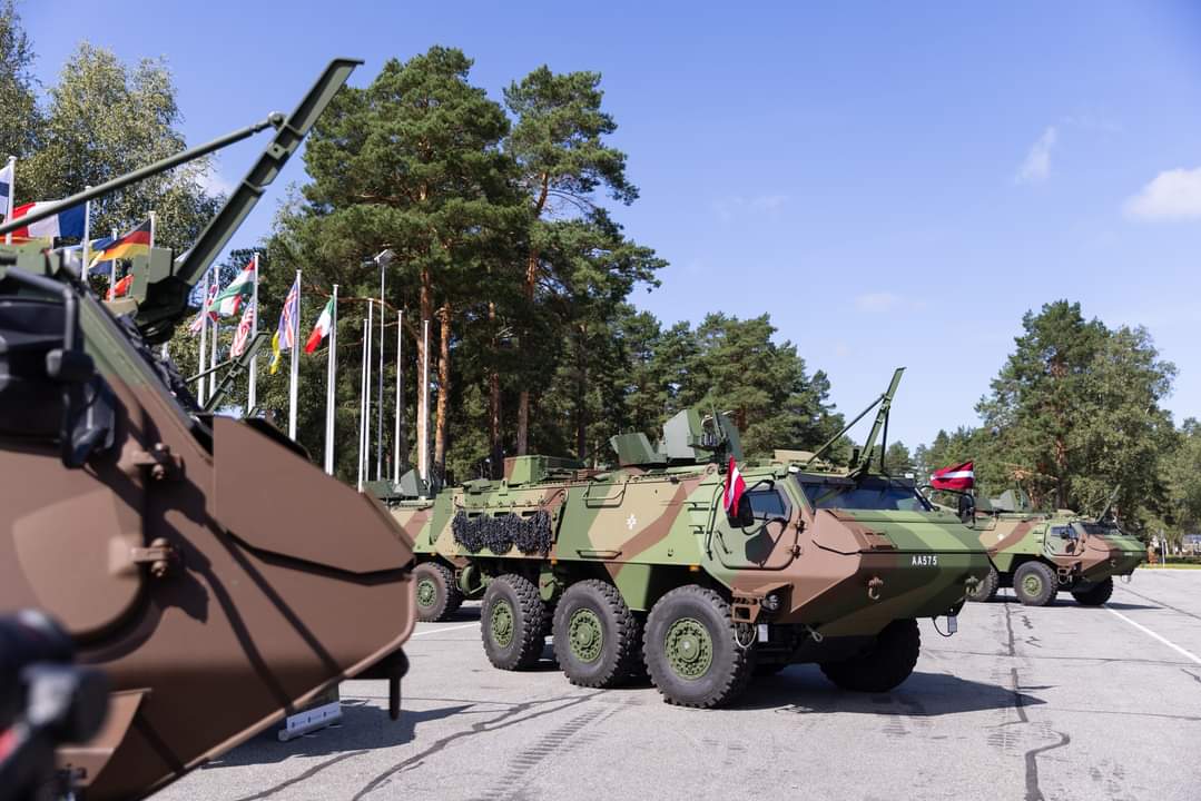 Україна отримає від Латвії бронетранспортери Patria, а також десятки комплектів спорядження