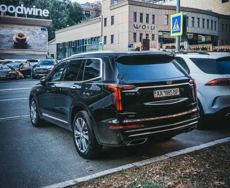 Преміальний Cadillac XT6 помітили на парковці в Києві