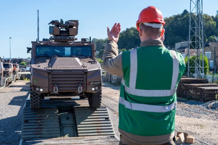 Розвантаження броньованих машин Serval в Естонії (Джерело зображення: МО Франції).
