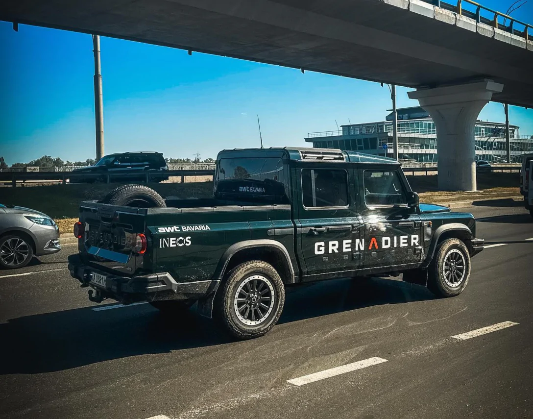Пікап із дизайном "а-ля Land Rover Defender" і мотором від BMW колесить Києвом