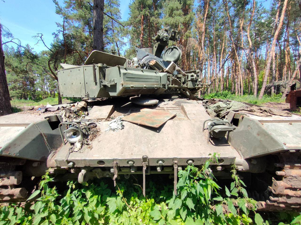 Росіяни похвалилися відновленням танка Т-90М "Прорив" після влучання 26 дронів, проте західні експерти сумніваються