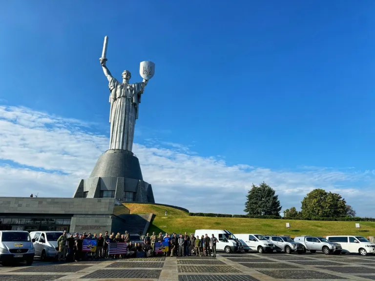 Приватний конвой із технікою для ЗСУ прибув до Києва