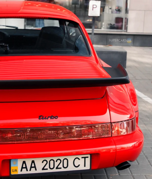 У Києві помічено надзвичайно рідкісний спорткар Porsche 911 Turbo 964 з дев'яностих