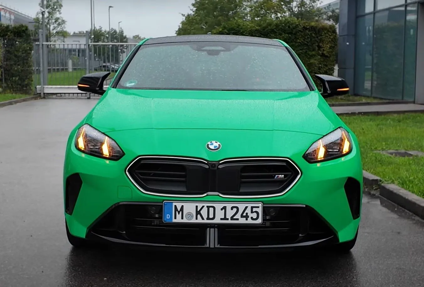Найбюджетнішу версію BMW (2025) показано в деталях
