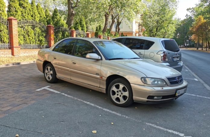 Opel Omega в ювілейному виконанні помічений у Києві