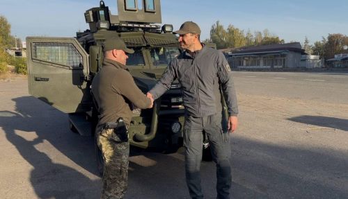 Володимир Кличко передав імпортний броньовик захисникам Києва