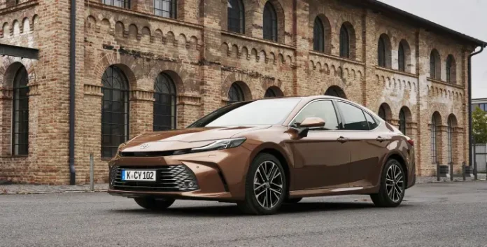 Toyota Camry 2025 вже в Україні: ціни та комплектації