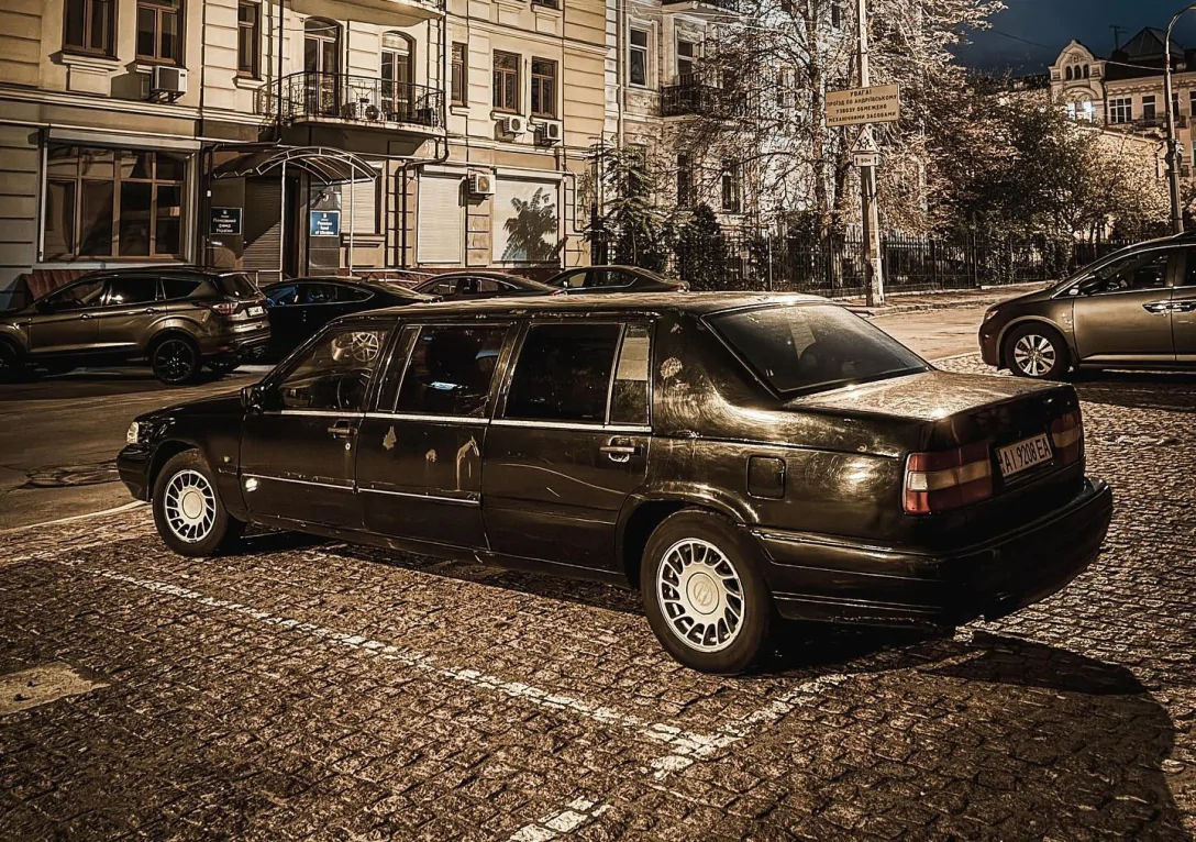 У Києві помічено раритетний лімузин Volvo з дев'яностих 