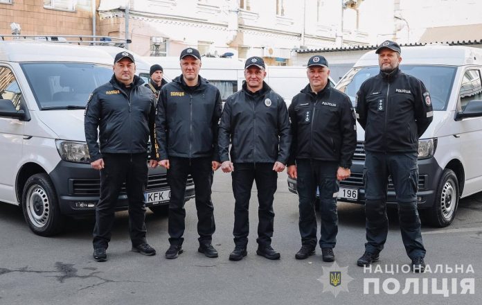 Поліція Литви передала українським копам спеціальні автобуси