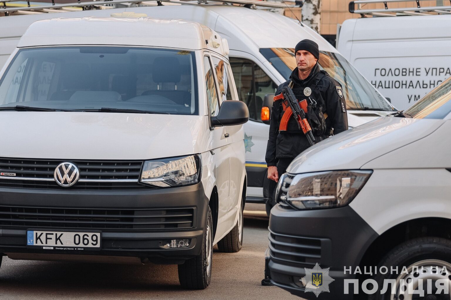 Поліція Литви передала українським копам спеціальні автобуси