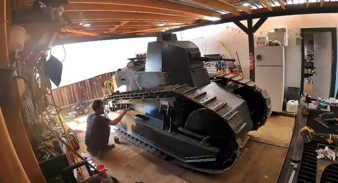 Американець склепав у гаражі точну копію танка часів I Світової війни