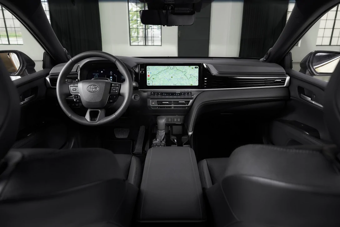 Toyota Camry 2025 вже в Україні: ціни та комплектації 