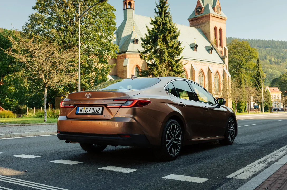 Toyota Camry 2025 вже в Україні: ціни та комплектації 