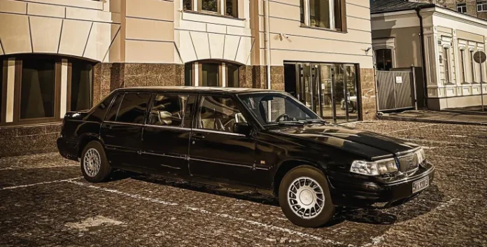 У Києві помічено раритетний лімузин Volvo з дев'яностих
