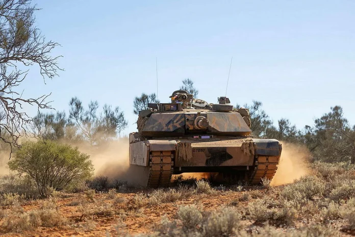 Основний бойовий танк M1A1 Abrams австралійської армії з 1-го бронетанкового полку проїжджає через навчальний район Култана, SA під час навчань Rhino Run 24. (Джерело зображення: МО Австралії)