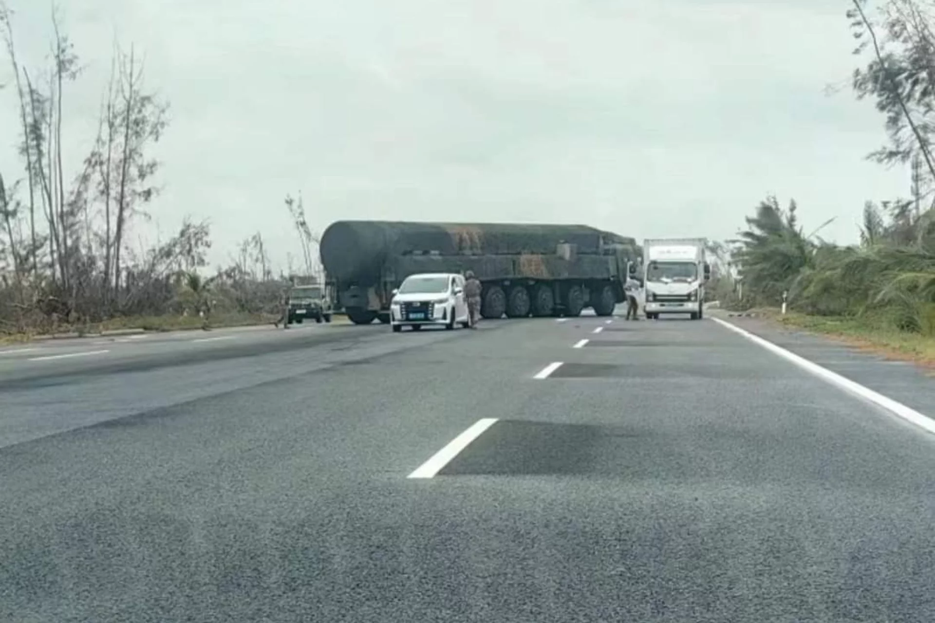 Зображення ракети DF-31AG, що рухається по острову Хайнань незабаром після запуску (Джерело зображення: X Channel @Resonant_News)