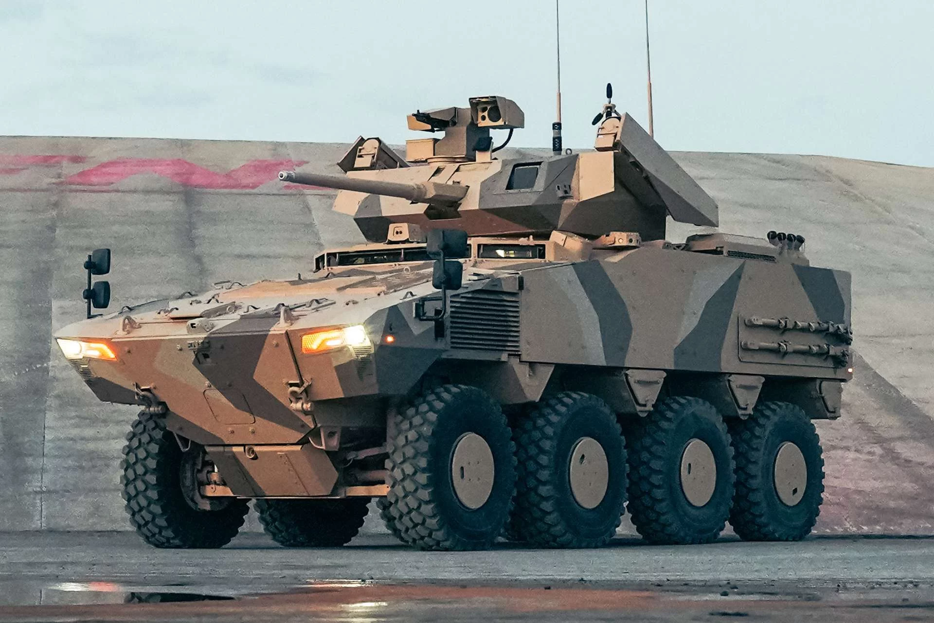 Повністю автоматична шестиступінчаста коробка передач і двошвидкісна роздавальна коробка підтримують як рух на високій, так і низькій швидкості з контрольованою швидкістю менше 5 км/год. (Джерело фото: FNSS)