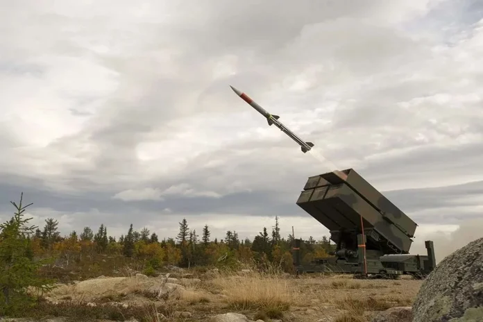 Норвезька ракета «земля-повітря» AIM-120C-8 (Джерело зображення: Raytheon)