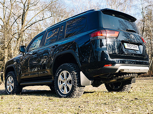 В Україні створюють бронеавтомобілі на базі позашляховиків Toyota і пікапів Peugeot