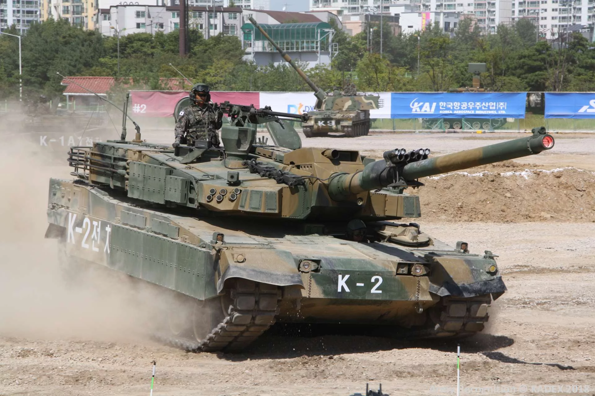 В K2 також використовується передова система блоку підвіски (ISU)